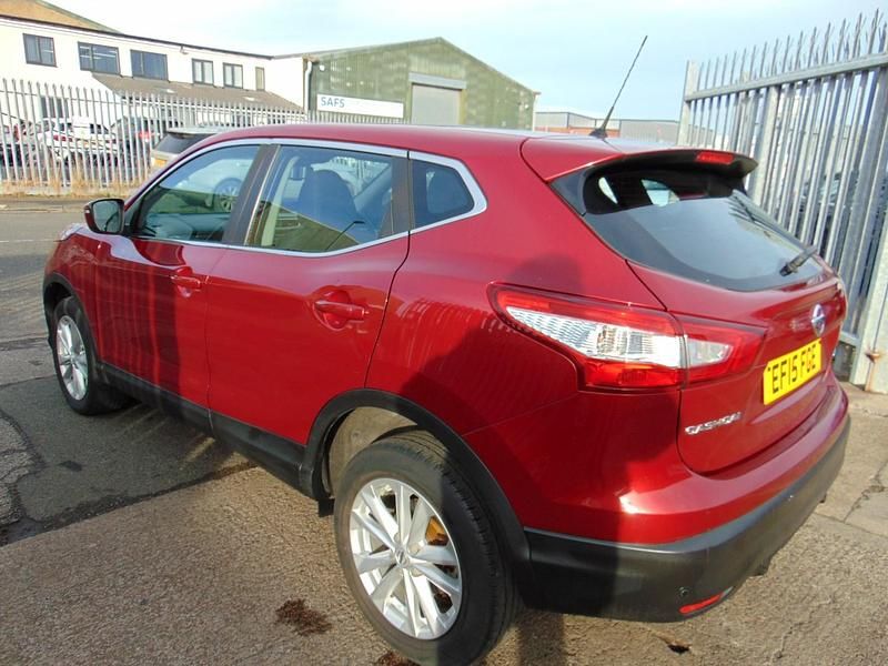 Used Nissan Qashqai Acenta 110 HP (80 kW) 2015 Red SUV