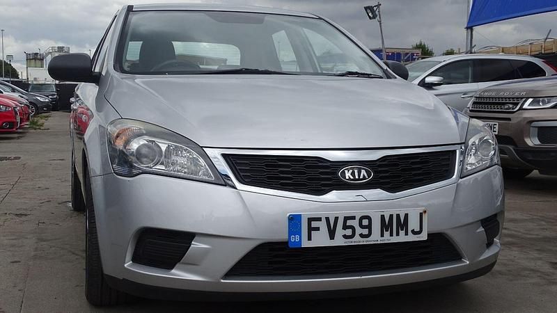 Silver Used 2009 Kia Ceed 2 Hatchback | £2,895 (Good price) - Image 1/4