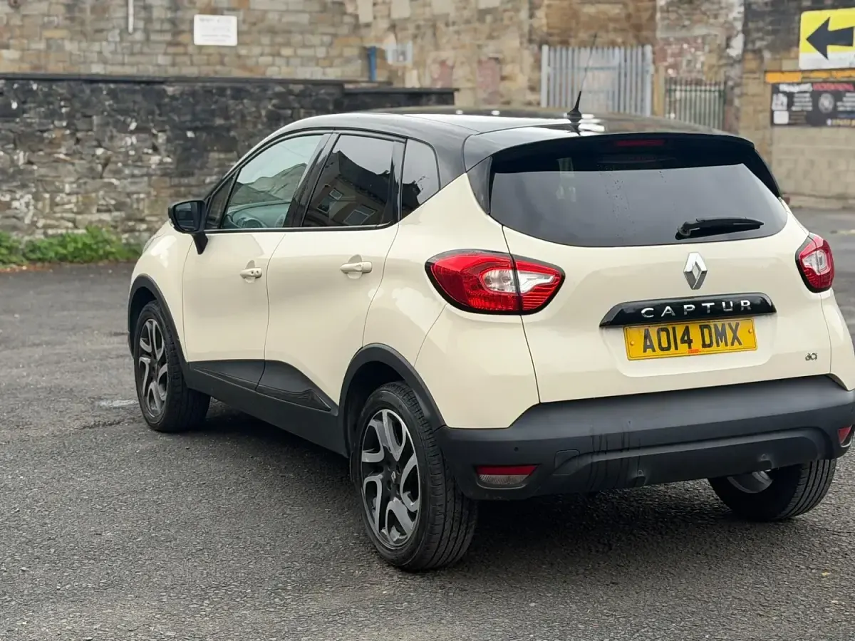 Used Renault Captur Dynamique 90 HP (66 kW) 2014 Cream/black SUV