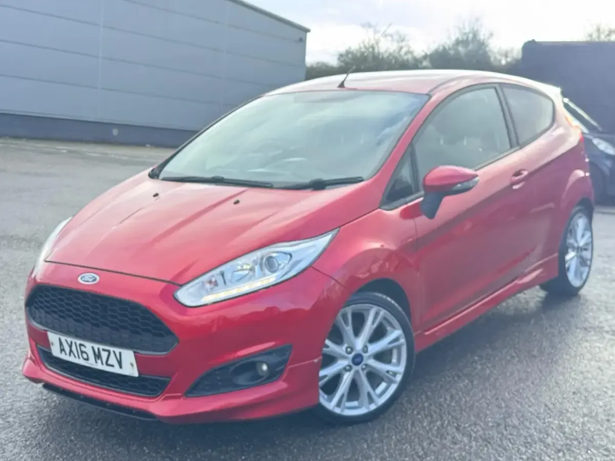 Usado Ford Fiesta Zetec 2016 Rojo Utilitario