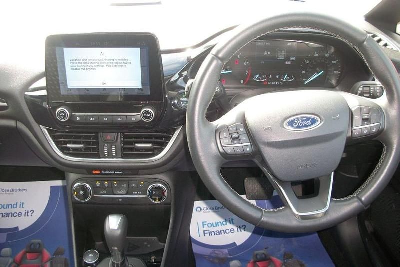 Begagnad Ford Fiesta Titanium 2019 Röd Halvkombi