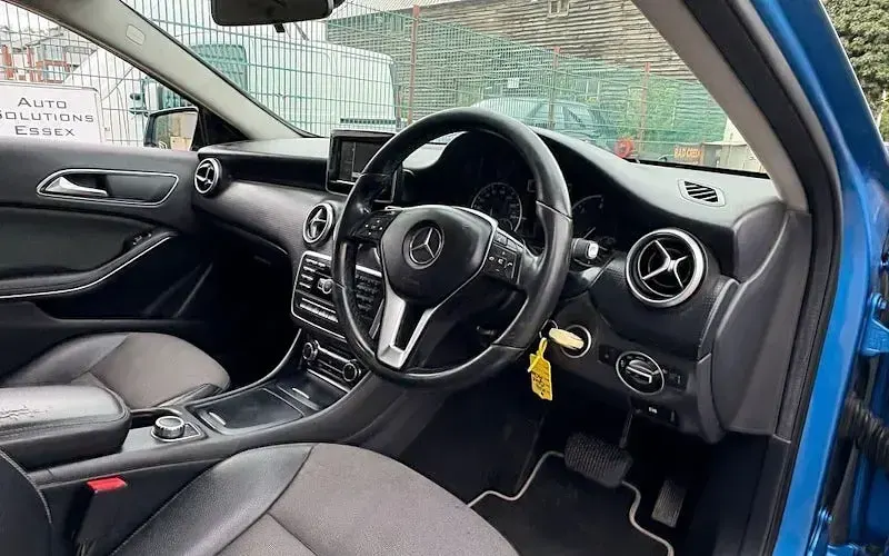 Używany Mercedes A180 SE 109 KM (80 kW) 2015 Niebieski Hatchback
