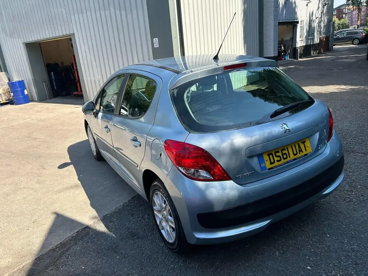 Used Peugeot 207 Active 73 HP (53 kW) 2011 Blue Hatchback