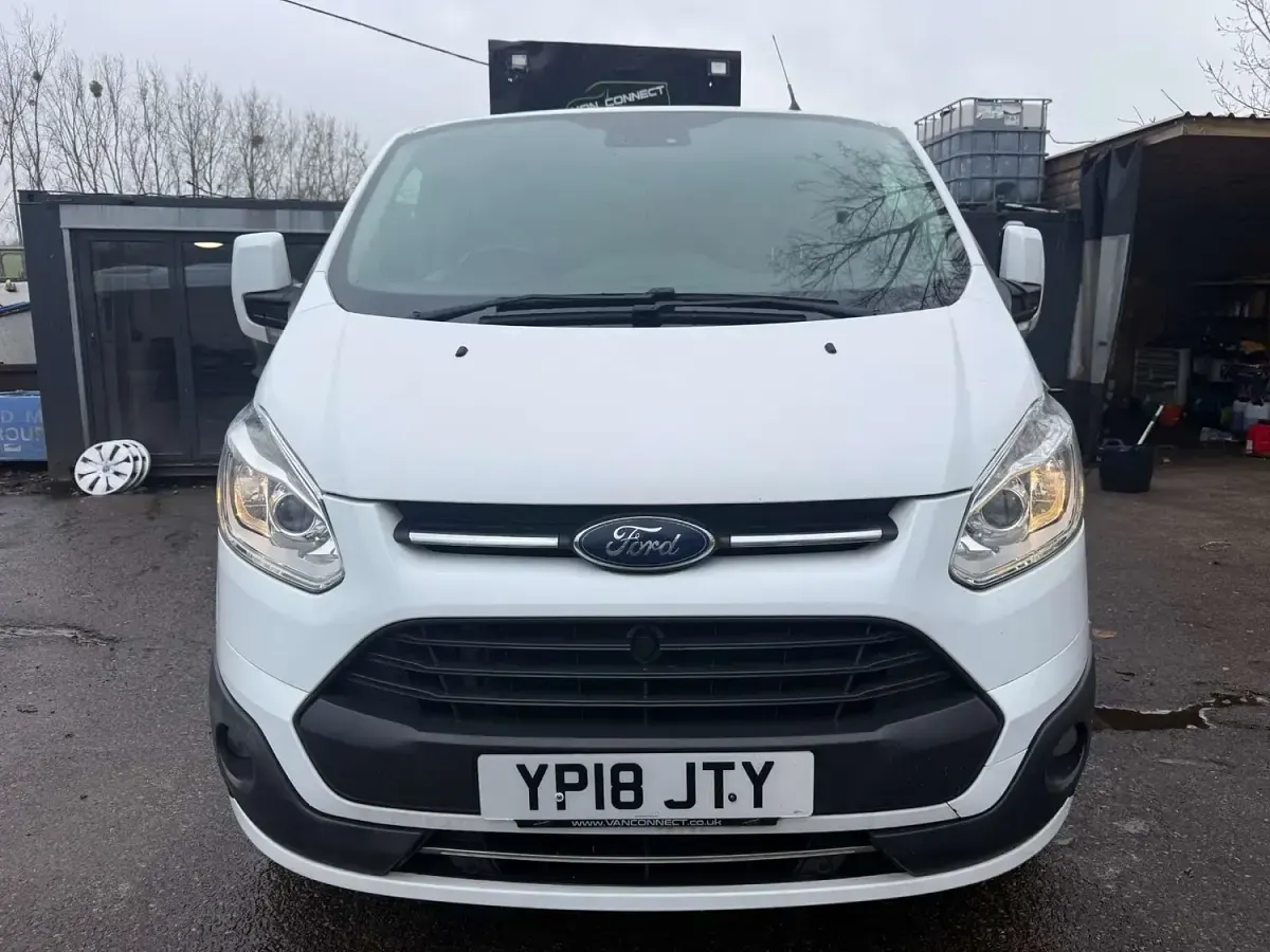Used Ford Transit Custom Limited 130 HP (95 kW) 2018 White Van