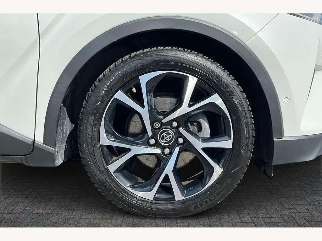 Used Toyota C-HR 122 HP (89 kW) 2017 White SUV