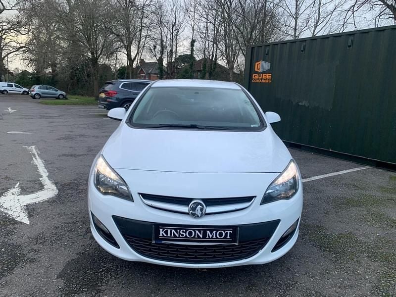 Used Vauxhall Astra Excite 2015 White Hatchback