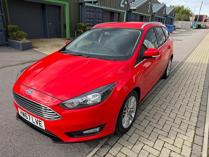 Begagnad Ford Focus Zetec 120 HK (88 kW) 2018 Röd Kombi