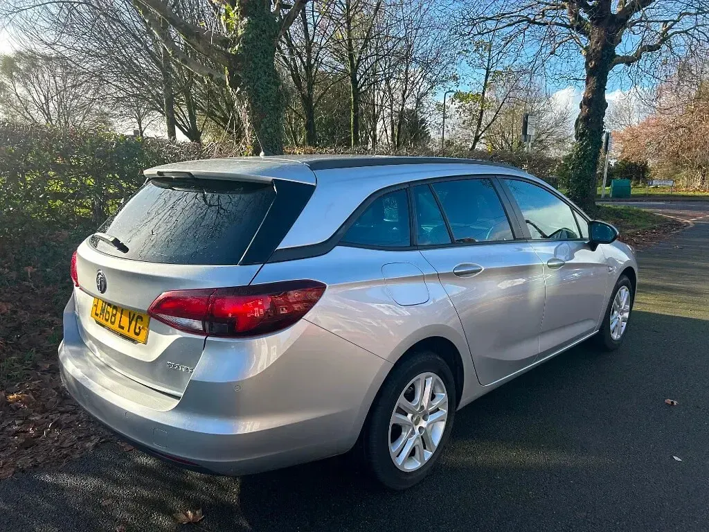 Used Vauxhall Astra Design Edition 105 HP (77 kW) 2019 Silver Estate