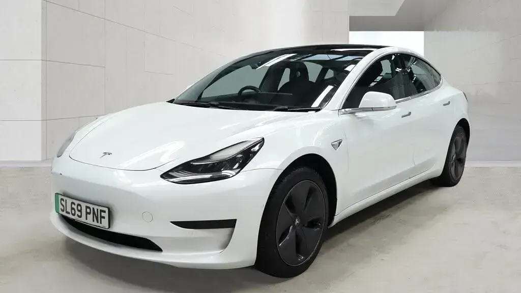 Used Tesla Model 3 Standard Range 239 kW (325 HP) 2019 White Sedan