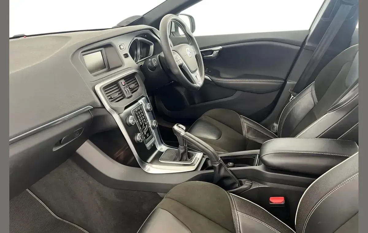 Used Volvo V40 R-Design 122 HP (89 kW) 2016 White Hatchback