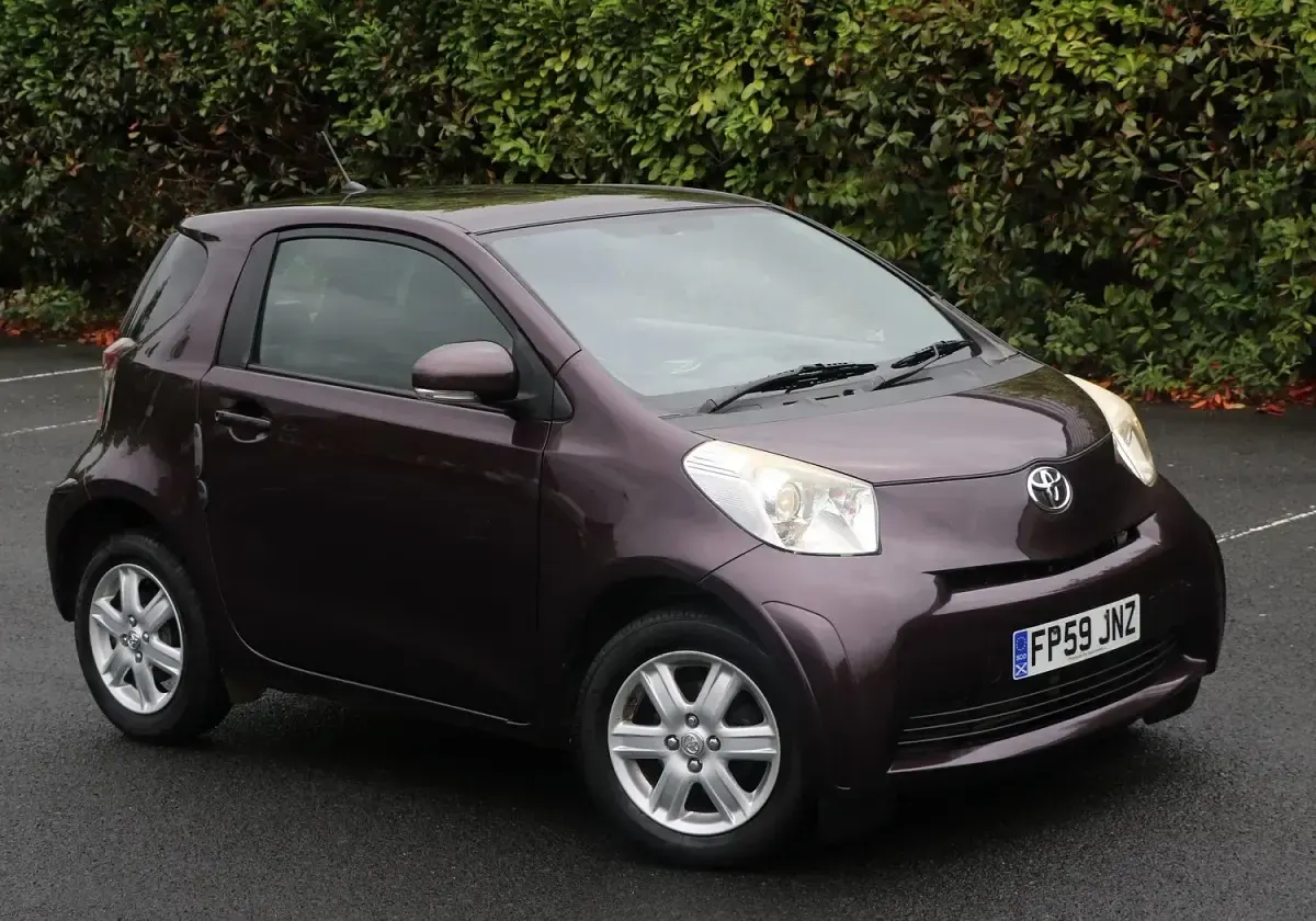 Used Toyota iQ 68 HP (50 kW) 2010 Mauve/purple Hatchback