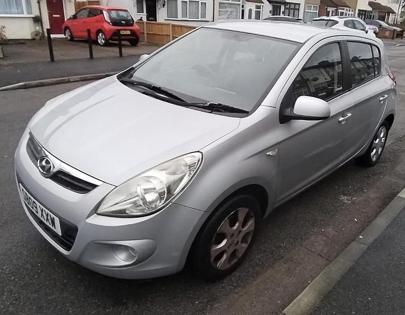 Used Hyundai i20 Comfort 77 HP (56 kW) 2009 Silver Hatchback