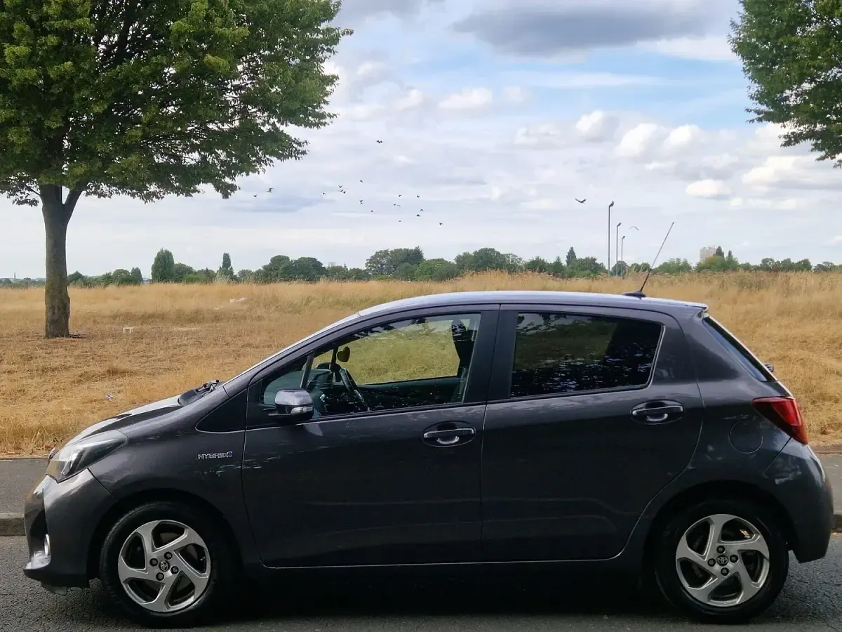 Used Toyota Yaris 100 HP (73 kW) 2016 Grey Hatchback