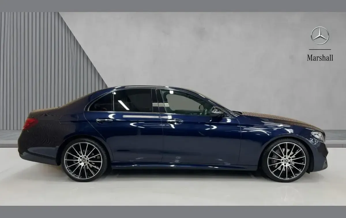 Usado Mercedes E300 AMG line 245 HP (180 kW) 2020 Azul Sedan