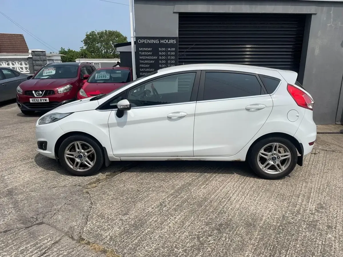 Used Ford Fiesta Zetec 82 HP (60 kW) 2013 White Hatchback