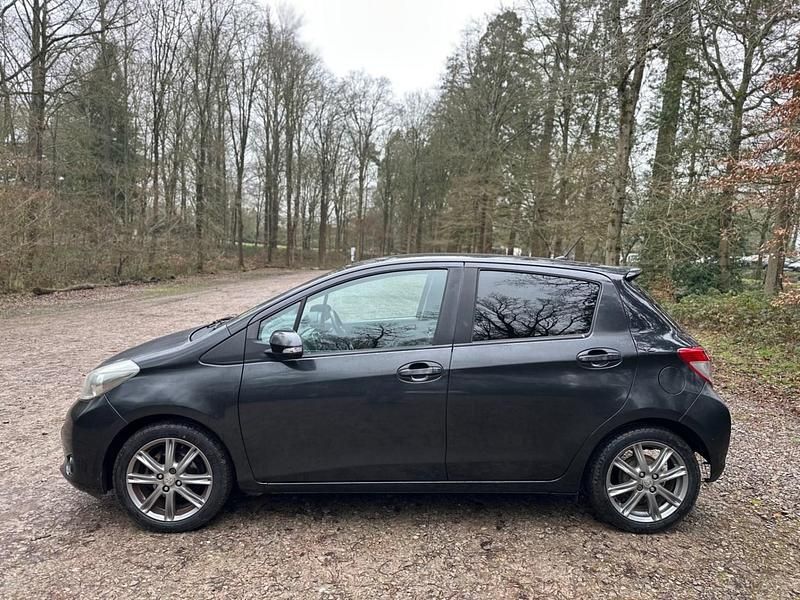 Used Toyota Yaris SR 101 HP (74 kW) 2012 Black Hatchback