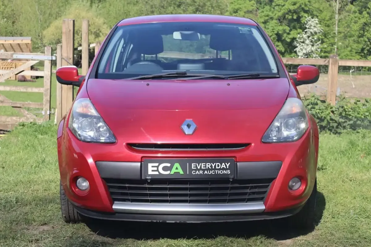 Used Renault Clio II 86 HP (63 kW) 2009 Red Hatchback