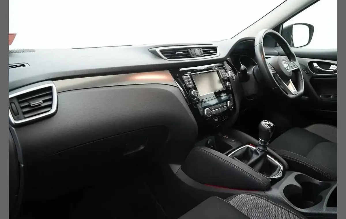 Used Nissan Qashqai N-Connecta 115 HP (84 kW) 2018 Red SUV