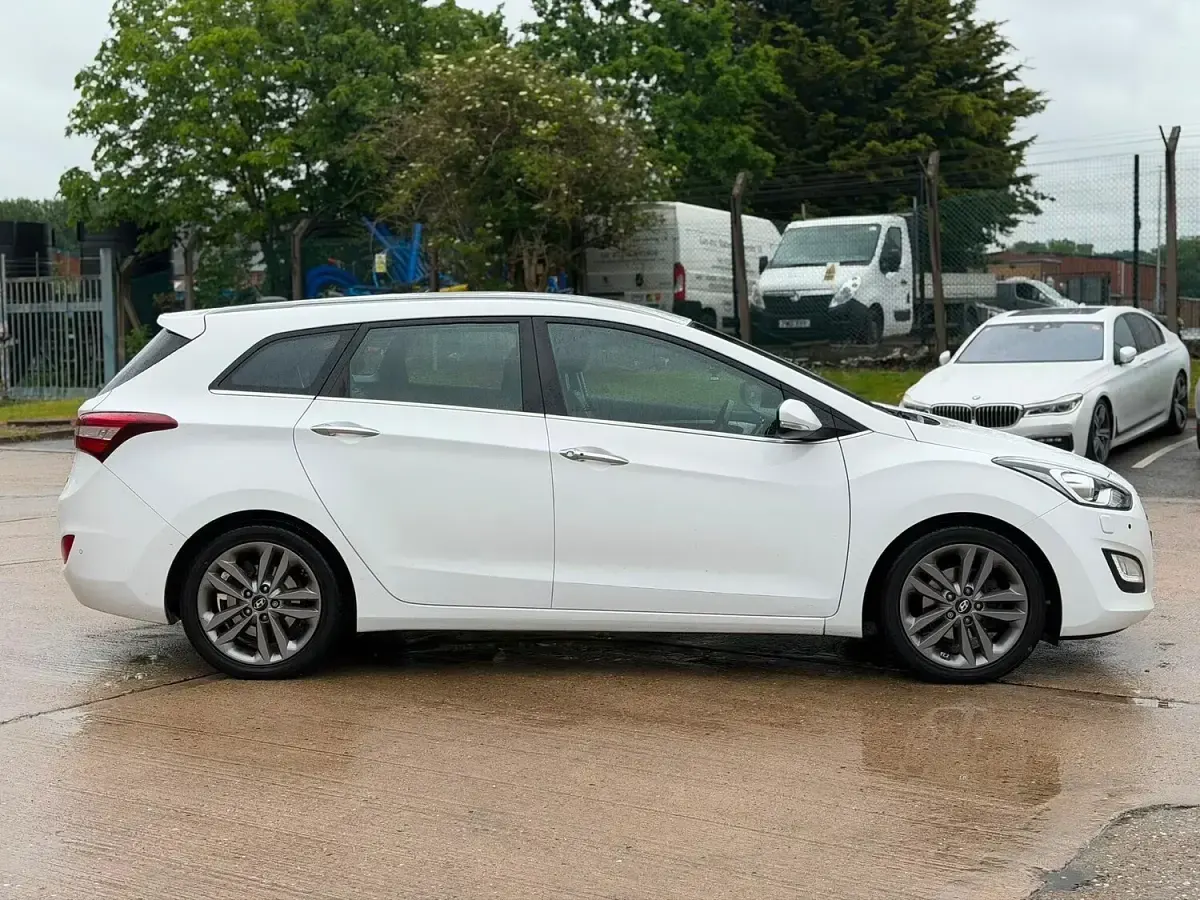 Used Hyundai i30 Premium 2016 White Estate