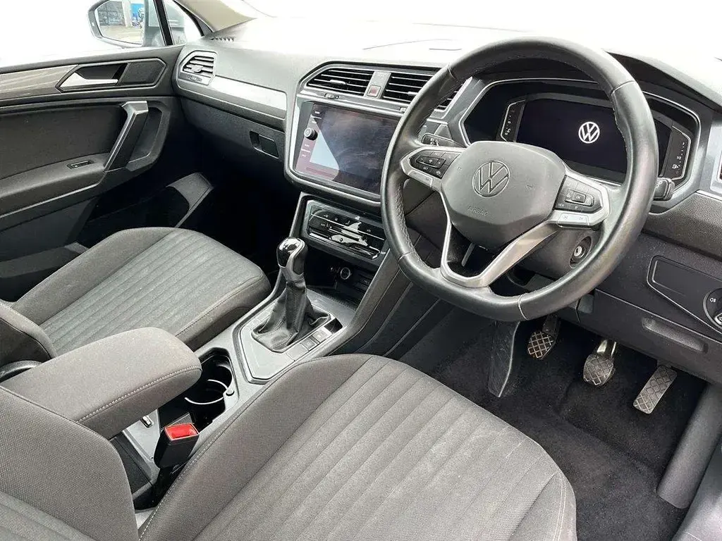 Usado VW Tiguan Life 147 HP (108 kW) 2023 Prateado SUV