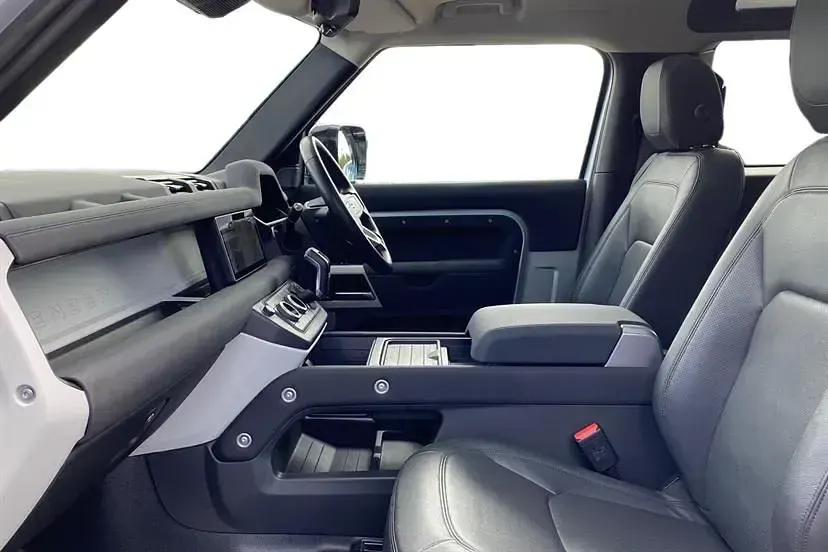 Usado Land Rover Defender 400 CV (294 kW) 2023 Plateado Familiar