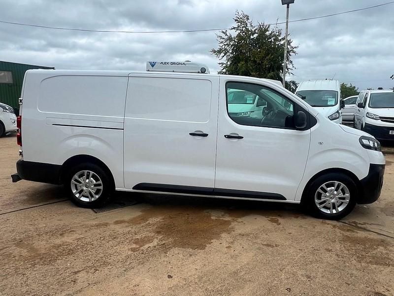 Used Vauxhall Vivaro S 100 HP (73 kW) 2021 White MPV