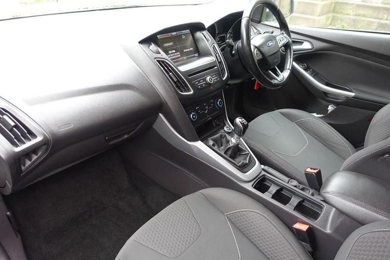 Used Ford Focus Zetec 120 HP (88 kW) 2015 White Hatchback