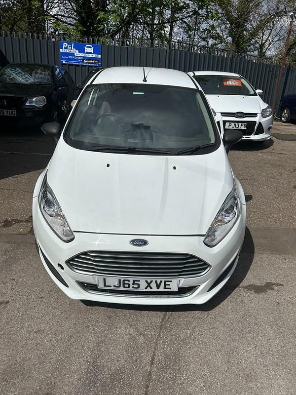 White Used 2015 Ford Fiesta Hatchback | £2,295 (Good price) - Image 1/4