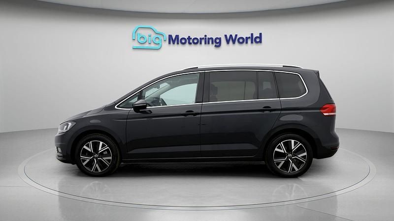 Usado VW Touran SEL 148 HP (108 kW) 2022 Cinzento Monovolume