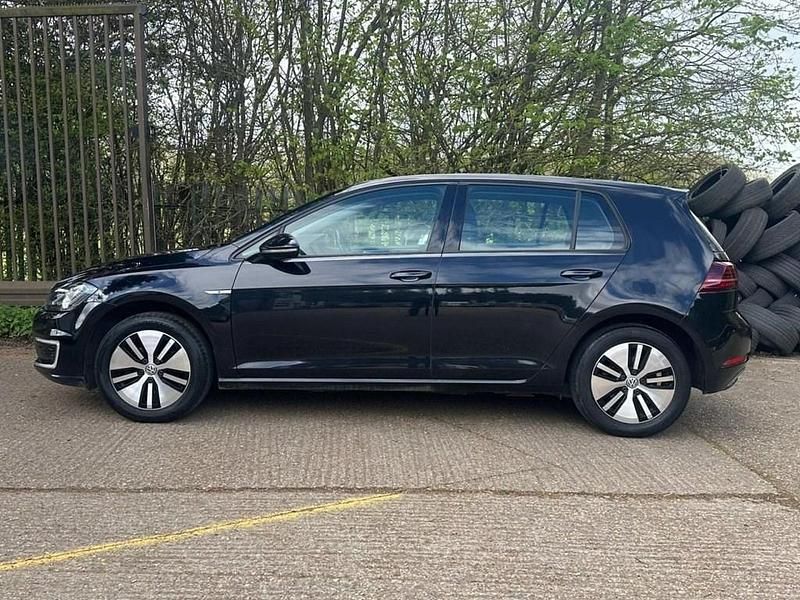 Begagnad VW e-Golf 100 kW (136 HK) 2020 Svart Halvkombi