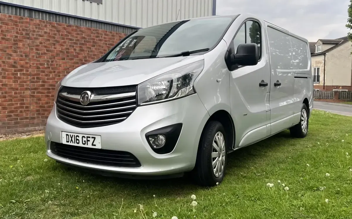Second-hand Vauxhall Vivaro Sportive 2016 Argintiu