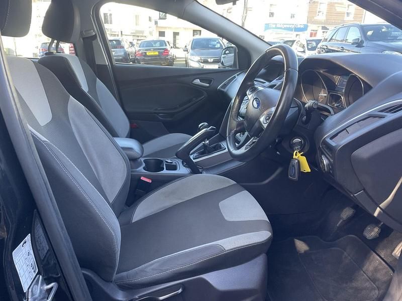 Usado Ford Focus Zetec 115 HP (84 kW) 2011 Preto Citadino