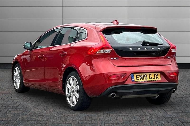 Used Volvo V40 Inscription 152 HP (111 kW) 2019 Red Hatchback
