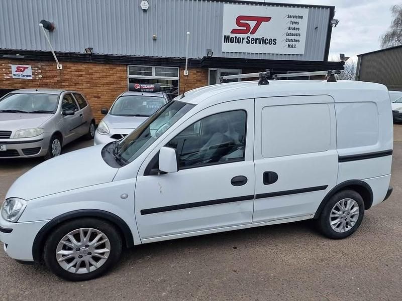 Used Vauxhall Combo 75 HP (55 kW) 2010 White MPV