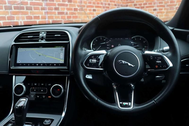 Usado Jaguar XE 300 HP (220 kW) 2020 Azul Sedan