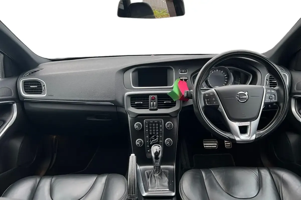 Usado Volvo V40 R-Design Pro 122 HP (89 kW) 2017 Cinzento Citadino