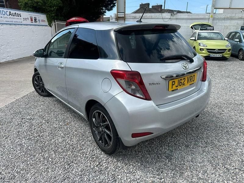 Used Toyota Yaris Trend 99 HP (72 kW) 2013 Silver Hatchback