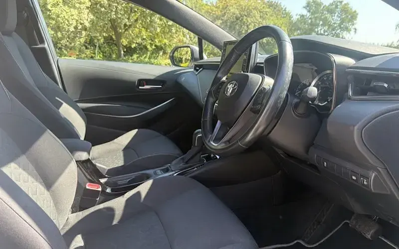 Used Toyota Corolla 122 HP (89 kW) 2019 White Hatchback