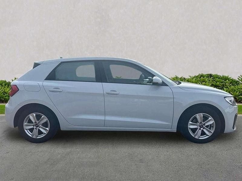 Begagnad Audi A1 Premium 95 HK (69 kW) 2022 Vit SUV