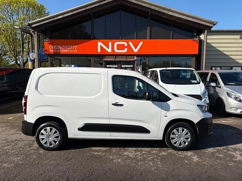 Second-hand Peugeot Partner 131 CP (96 kW) 2021 Alb Monovolum
