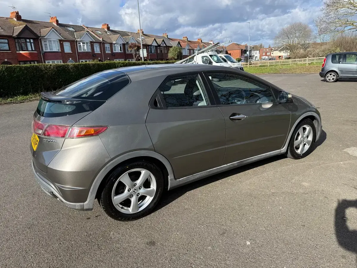 Käytetty Honda Civic ES 138 HP (101 kW) 2008 Harmaa Viistoperä
