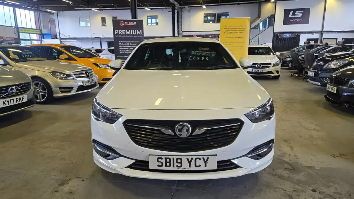 Used Vauxhall Insignia SRi 170 HP (125 kW) 2019 White Hatchback
