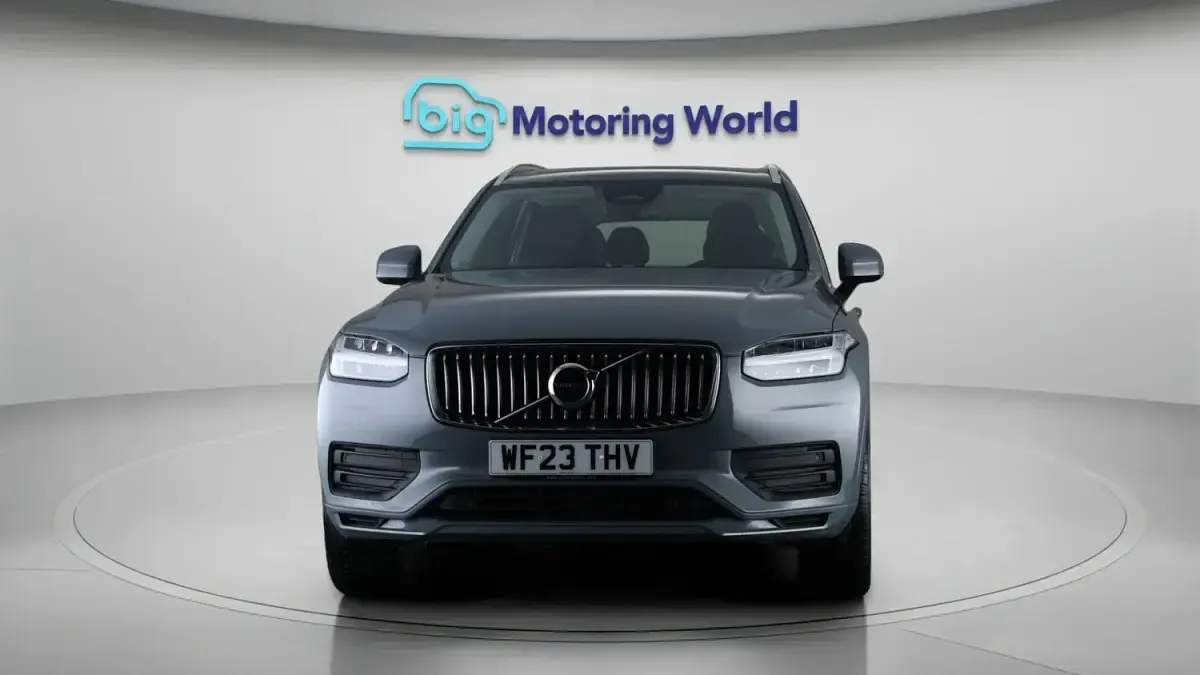 Begagnad Volvo XC90 Core 2023 Grå SUV