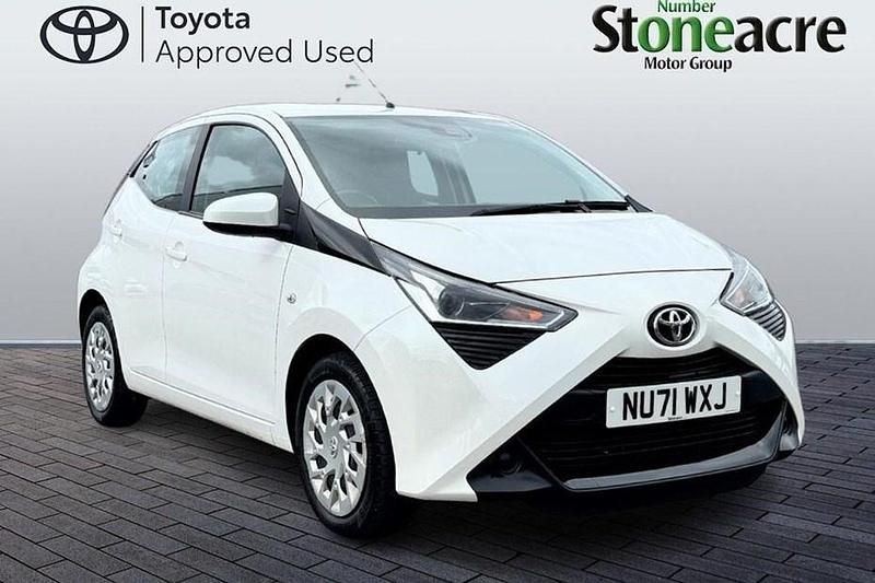 Used Toyota Aygo X-play 72 HP (52 kW) 2021 White Hatchback
