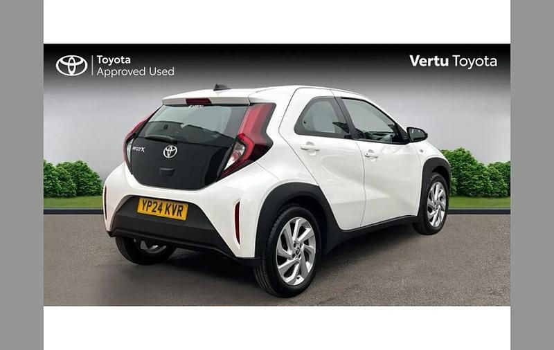 Used Toyota Aygo X PURE 72 HP (52 kW) 2024 White SUV