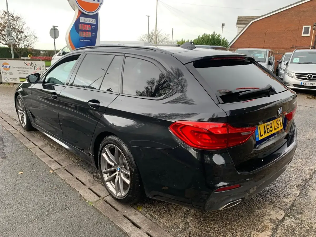Usado BMW 520 M Sport 190 CV (139 kW) 2019 Negro Familiar