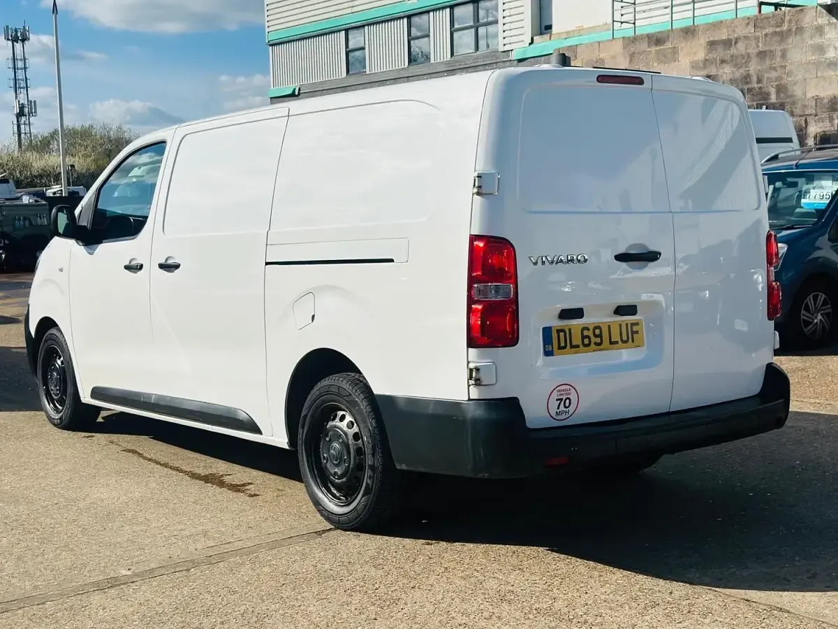 Second-hand Vauxhall Vivaro Edition 120 CP (88 kW) 2020 Alb Monovolum