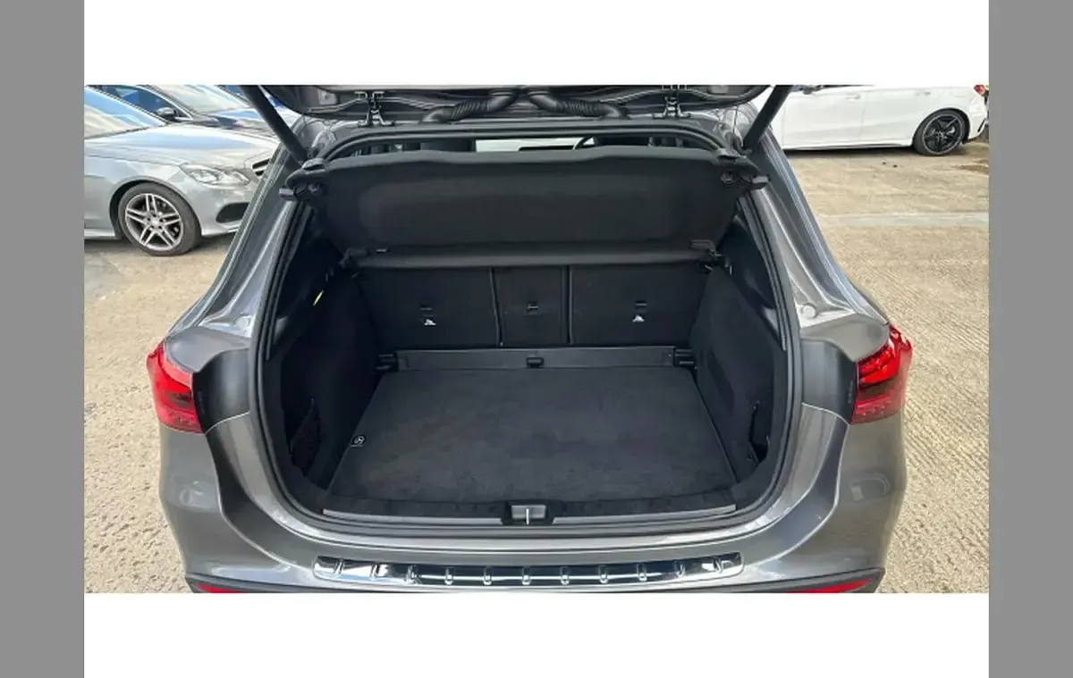 Usado Mercedes GLA200 Executive 163 HP (119 kW) 2024 Cinzento SUV