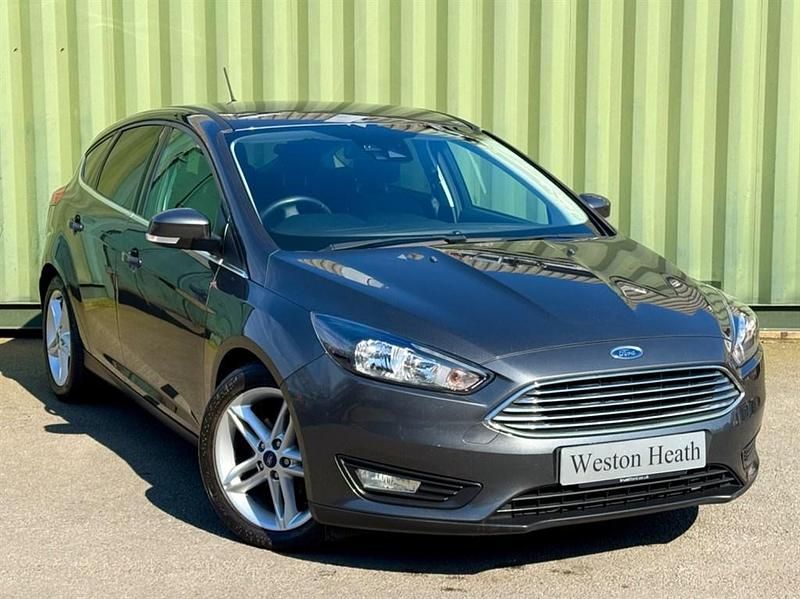 Used Ford Focus Titanium 125 HP (91 kW) 2017 Grey Hatchback