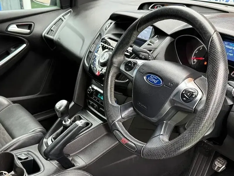Used Ford Focus ST 250 HP (183 kW) 2014 White Hatchback